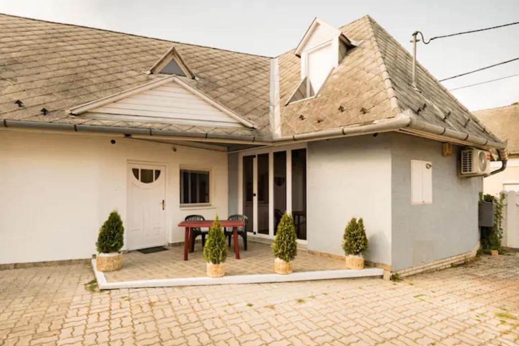 Azure House Aparthotel Keszthely Exterior photo